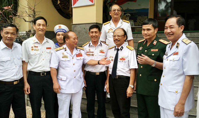 Phó đô đốc Nguyễn Văn Tình, anh hùng lực lượng vũ trang, nguyên Chính ủy quân chúng Hải quân (thứ 3 từ trái sang), cùng các cựu binh đặc công nước gặp gỡ, ôn lại truyền thống vào ngày kỷ niệm 50 năm thành lập đặc công hải quân.