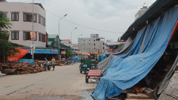 Nhiều lái xe, chủ gỗ đã phải nộp “phí” cho băng nhóm của Minh “sâm” khi vào chợ gỗ Phù Khê Đông.