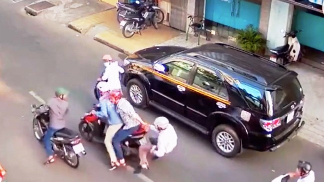 Nạn nhân áo trắng bị các đối tượng dàn cảnh va chạm giao thông trên phố để trộm tài sản.