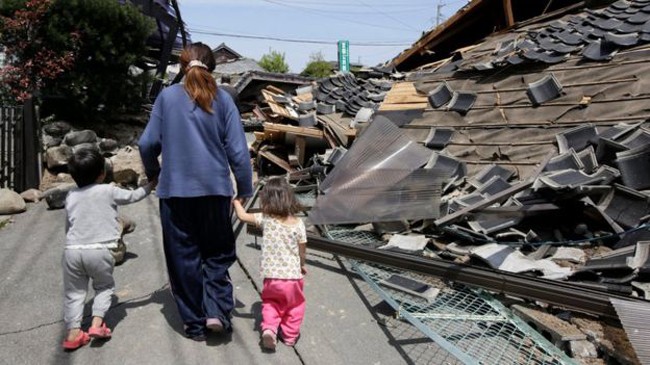Nhiều nhà gỗ, mái ngói ở tỉnh Kumamoto bị động đất đánh sập. Ảnh: EPA