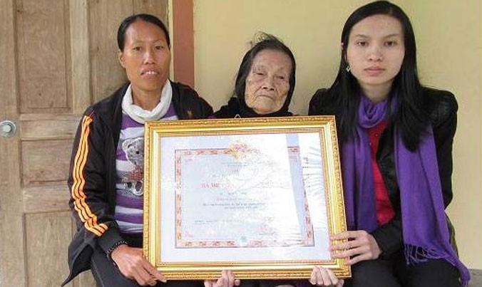 Mẹ Việt Nam anh hùng cùng cháu Nguyễn Thị Hương bên phải và cô Trần Thị Thu Hiền bên trái.