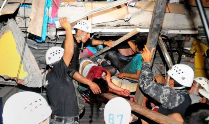 Cứu nạn nhân động đất ở thành phố Manta của Ecuador. Ảnh: getty