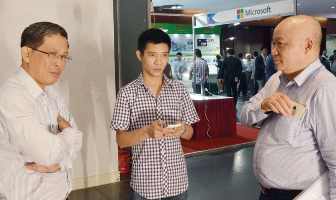 Ông Nguyễn Tăng Cường - Tổng giám đốc Tập đoàn Công nghiệp Quang Trung (phải) trao đổi về công nghệ với Tổng giám đốc Cty chiếu sáng TP HCM.