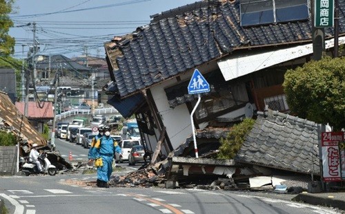 Một ngôi nhà đổ sập vì động đất