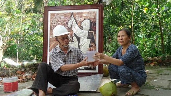 Họa sỹ Nguyễn Văn Phúc với vợ ở sân nha.