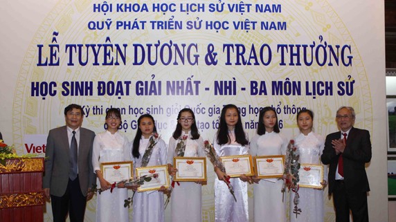 Lễ tuyên dương và trao thưởng cho học sinh đạt giải Nhất - Nhì - Ba môn Lịch sử diễn ra ngày 22/4 tại Văn Miếu - Quốc Tử Giám. Ảnh: TTXVN