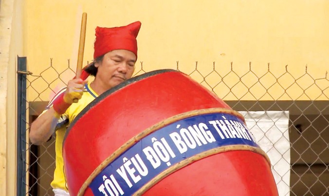Cựu vô địch Việt dã Nguyễn Văn Thuyết đam mê cùng tiếng trống cổ vũ cho đội bóng thành Nam.