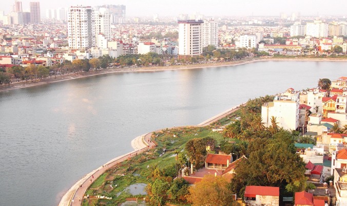 Hồ Linh Đàm hoàn thành cải tạo trông như một lá phổi xanh giữa trung tâm đô thị. Ảnh: Trọng Đảng