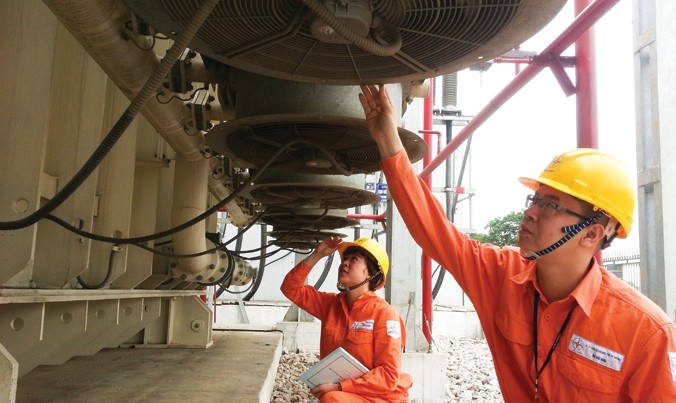 Công nhân EVN HANOI bảo trì hệ thống cấp điện, chuẩn bị cho cao điểm sử dụng điện mùa hè.