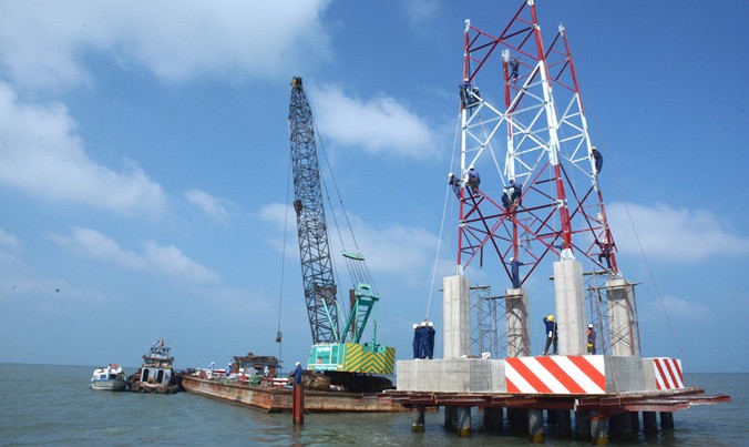 Liên danh nhà thầu gồm Công ty CP Cơ khí Kiên Giang và Công ty Cienco1 đang triển khai đóng móng cọc trụ điện của đường dây 110 kV vượt biển.