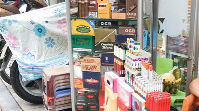 Một số cửa hàng trên phố Nguyễn Siêu (Hà Nội) vẫn bán công khai thuốc lá lậu.