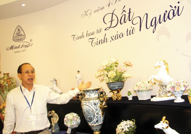 Ông Lý Ngọc Minh giới thiệu về những sản phẩm sứ trang trí và đồ trang sức bằng sứ.