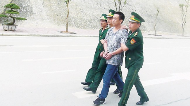 Lực lượng chức năng của Việt Nam dẫn giải Li Mincong (Ảnh do PC52 Công an Hà Nội cung cấp)