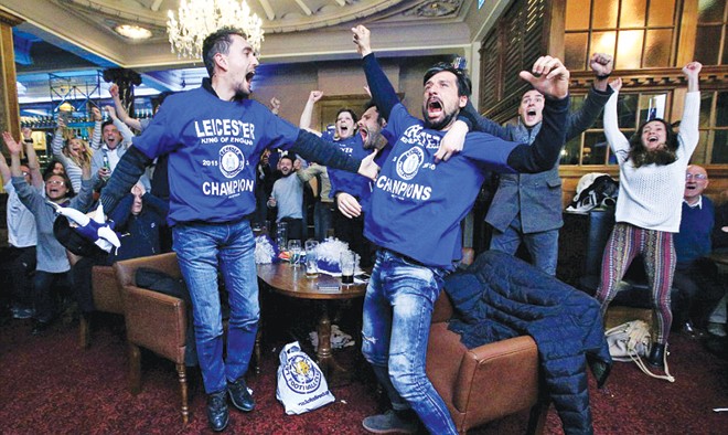 Các cầu thủ Leicester City ăn mừng ngôi vô địch tại nhà riêng chân sút Jamie Vardy. Ảnh: LEICESTER CITY
