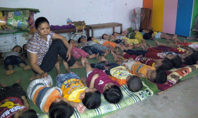 Cô giáo Huê cùng các cháu nhỏ tại trường mầm non Sơn Lai. Ảnh: Minh Đức