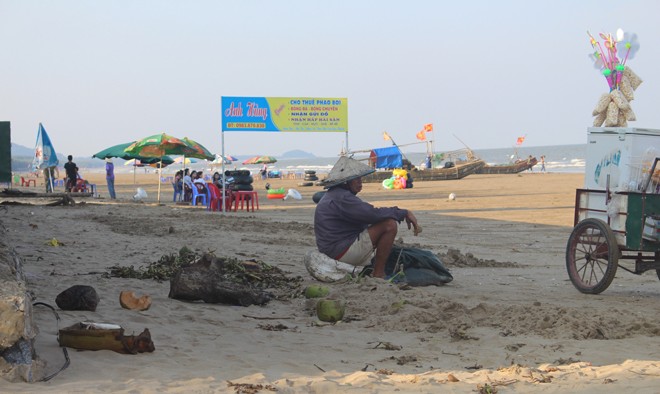 Rác thải bãi biển Hải Tiến chưa kịp thu gom.