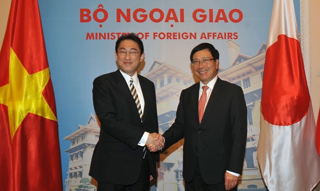 Phó Thủ tướng Phạm Bình Minh và Ngoại trưởng Nhật Fumido Kishida tại cuộc hội đàm ngày 5/5. Ảnh: TTXVN