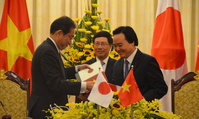 Phó Thủ tướng Phạm Bình Minh và Ngoại trưởng Nhật Fumio Kishida tại lễ ký kết các công hàm viện trợ sáng 6/5. Ảnh: DN