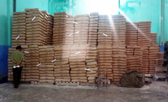 Cơ quan chức năng kiểm tra số bột mì hết hạn tại kho Công ty Phương Nga. Ảnh: Tuổi trẻ