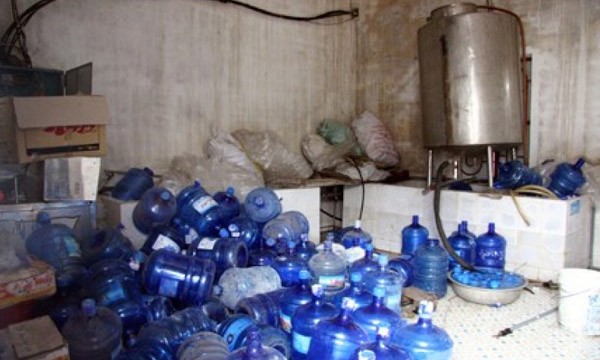 Một trong những cơ sở nước đóng chai không đảm bảo vệ sinh bị xử phạt. Ảnh: Vietnamnet