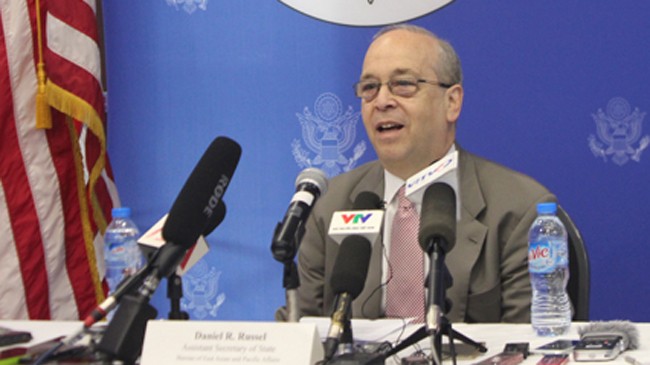 Trợ lý Ngoại trưởng Mỹ Daniel Russel trong buổi họp báo tại Hà Nội hôm 10/5. Ảnh: DN