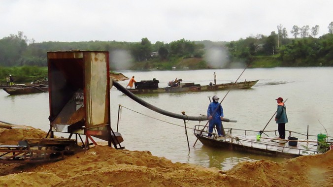 Nạn khai thác cát, sỏi trên sông Thạch Hãn qua xã Hải Lệ đã và đang gây ra nhiều hậu quả nghiêm trọng. Ảnh: HT