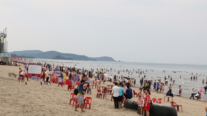 Nhiều du khách yên tâm đến các bãi biển du lịch Cửa Lò, Cửa Hội tắm biển, ăn hải sản.