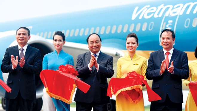 Thủ tướng Chính phủ Nguyễn Xuân Phúc (giữa) cắt băng chào mừng chuyến bay Boeing 787 đầu tiên đến Cảng HKQT Cát Bi (Hải Phòng)