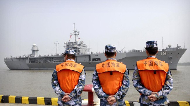 Nhóm lính Trung Quốc đứng nhìn tàu USS Blue Ridge của Mỹ vào cảng Thượng Hải hôm 5/6. Ảnh: AP