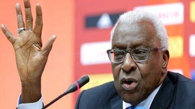 Cựu chủ tịch IAAF Lamine Diack được cho là có liên quan tới nghi án mua phiếu bầu đăng cai Olympic. Ảnh: GETTY IMAGES