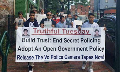 Những người ủng hộ gia đình bà Vo biểu tình hôm 3/5, đòi cảnh sát Greensboro công bố video về vụ nã súng. Ảnh: NY Daily News