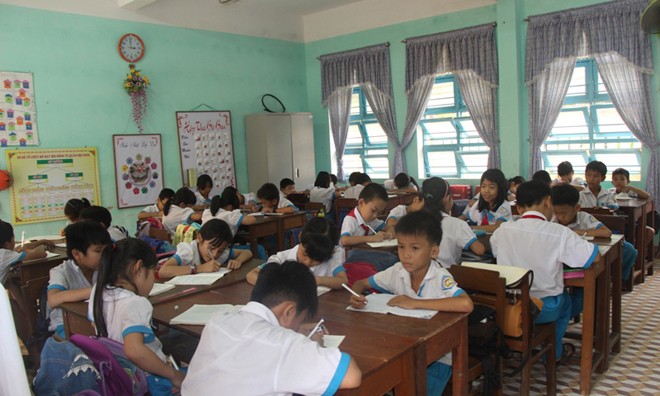Trường Tiểu học Phan Ngọc Nhân phải bố trí nhiều lớp 40 học sinh/phòng trong điều kiện nóng bức. Ảnh: Đào Phan