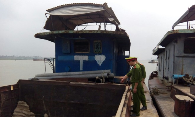 Công an thị xã Sơn Tây (Hà Nội) bắt giữ tàu khai thác cát trái phép.