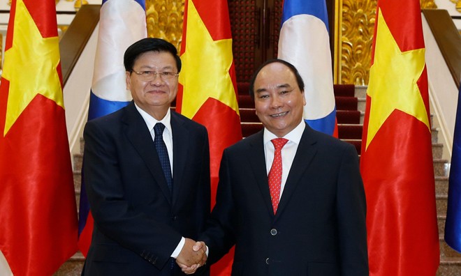 Thủ tướng Nguyễn Xuân Phúc đón Thủ tướng Lào Thongloun Sisoulith sáng 15/5. Ảnh: TTXVN