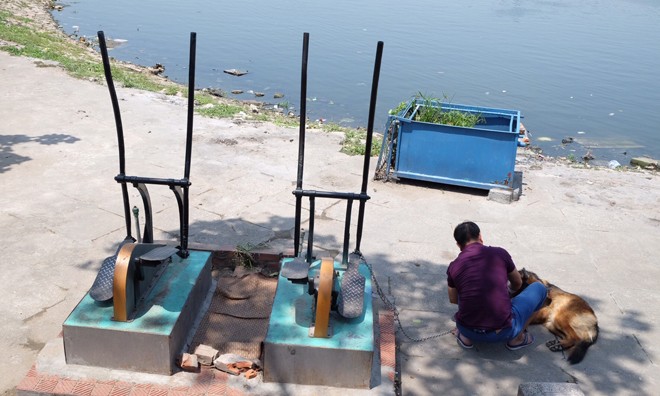 Máy tập kết hợp lọc nước tại hồ Thanh Nhàn hỏng hóc, bể thủy sinh cỏ dại mọc um tùm.