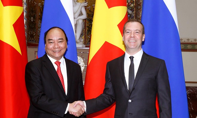 Thủ tướng Nga Dmitry Medvedev đón Thủ tướng Nguyễn Xuân Phúc. Ảnh: TTXVN