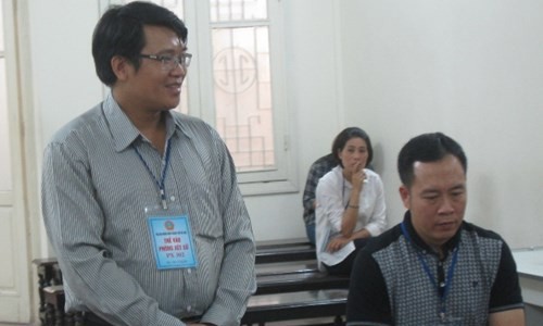 Bị cáo Nguyễn Văn Hưng (đứng) cùng đồng phạm tại phiên tòa. Ảnh: An ninh Thủ đô 