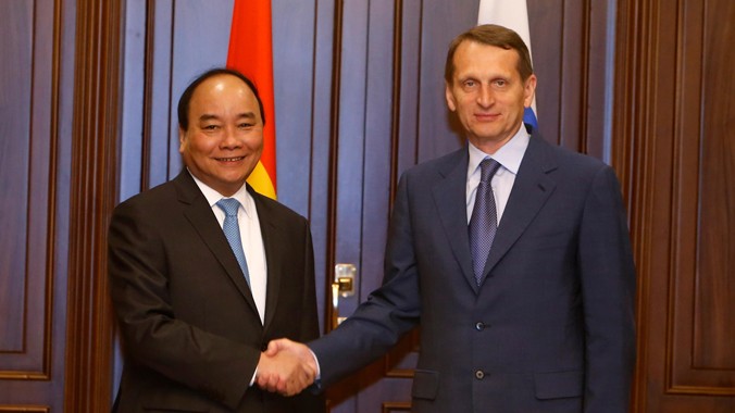 Chủ tịch Duma Quốc gia Nga Sergey Naryshkin đón Thủ tướng Nguyễn Xuân Phúc. Ảnh: TTXVN