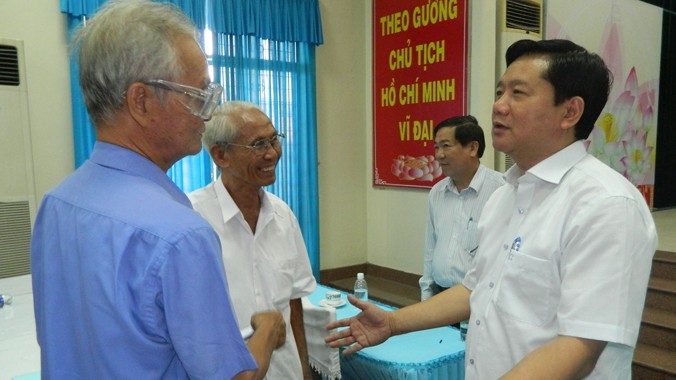 Bí thư Thành ủy TPHCM Đinh La Thăng trao đổi với các vị lão thành cách mạng ở huyện Hóc Môn.