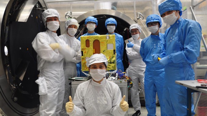 Các kỹ sư Việt Nam thử nghiệm vệ tinh Micro Dragon tại Nhật Bản. Ảnh: VNSC