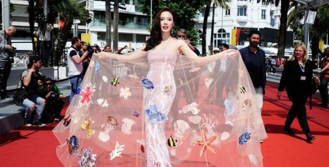 Angela Phương Trinh khoe váy áo ở LHP Cannes.