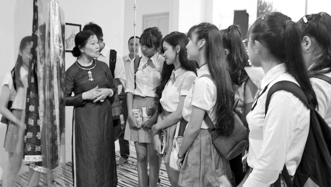 TS Thái Kim Lan trò chuyện với các bạn nữ sinh THPT.