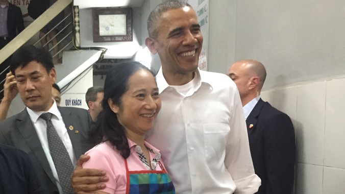 Tổng thống Obama chụp ảnh lưu niệm với chị Liên chủ quán bún chả ở phố Lê Văn Hưu. Ảnh: Hồng Vĩnh