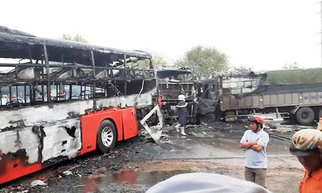 Vụ tai nạn tại Bình Thuận đặt ra nhiều vấn đề mất an toàn giao thông cần các cơ quan chức năng giải quyết. Ảnh: Ngô Bình