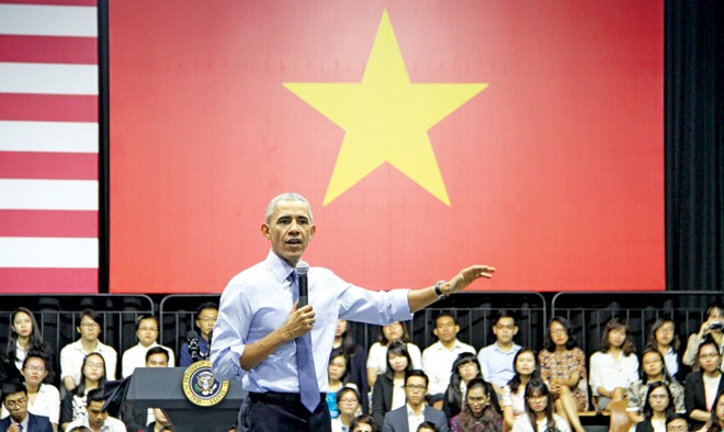 Tổng thống Obama trò chuyện với các thủ lĩnh trẻ Việt Nam. Ảnh: Đại Dương