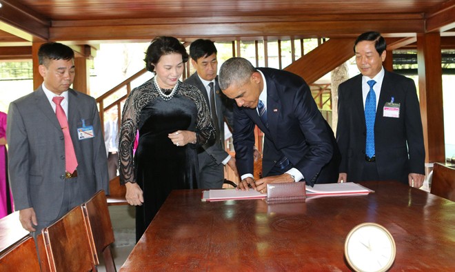 Tổng thống Mỹ Barack Obama ghi lưu niệm khi tới thăm Nhà sàn Bác Hồ. Ảnh: TTXVN