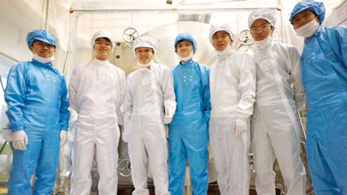 Học viên Trung tâm Vệ tinh Quốc gia thử nghiệm vệ tinh MicroDragon tại Học viện kỹ thuật Kyushu (Nguồn VNSC)