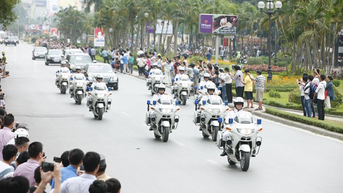 Lực lượng CSGT cùng đặc vụ dẫn đoàn Tổng thống Obama trên đường Nguyễn Chí Thanh-Hà Nội sáng ngày 23/5. Ảnh: Như Ý