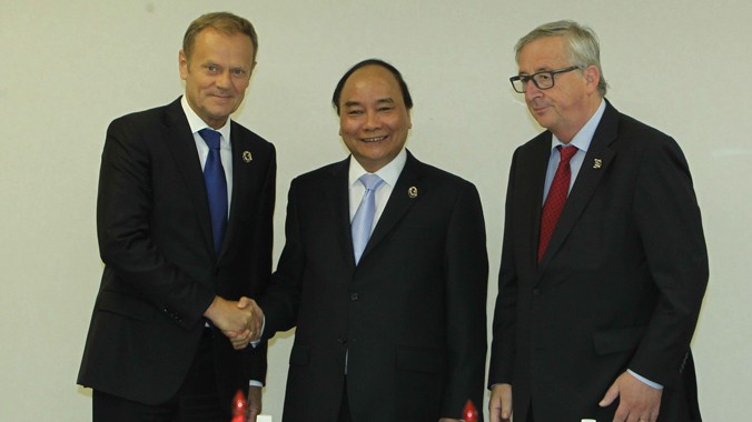 Sáng 27/5, tại Nhật Bản, Thủ tướng Nguyễn Xuân Phúc gặp Chủ tịch Ủy ban châu Âu Jean-Claude Juncker và Chủ tịch Hội đồng châu Âu Donald Tusk. Ảnh: TTXVN
