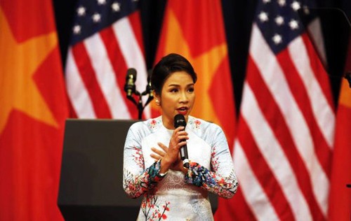 Mỹ Linh hát quốc ca nhân chuyến thăm Việt Nam của ông Obama